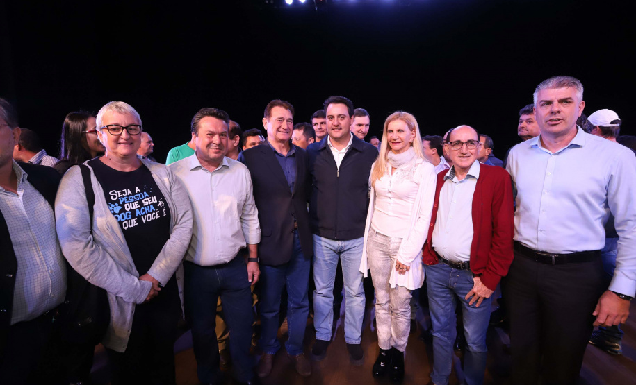 O governador Carlos Massa Ratinho Junior esteve nesta quarta-feira (15) em Campo Mourão e confirmou recursos para obras de infraestrutura urbana e compra de veículos, máquinas e equipamentos para 12 municípios do Noroeste do Paraná. Ele autorizou as licitações e homologações dos projetos da Secretaria de Estado do Desenvolvimento Urbano e Obras Públicas. Os investimentos somam R$ 8 milhões. Foto: Rodrigo Felix Leal/ANPr