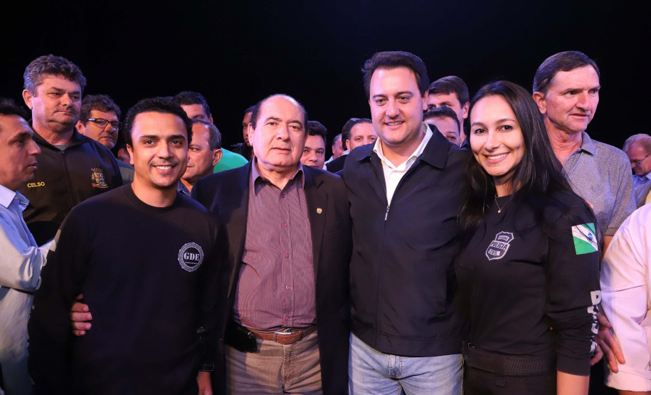 O governador Carlos Massa Ratinho Junior esteve nesta quarta-feira (15) em Campo Mourão e confirmou recursos para obras de infraestrutura urbana e compra de veículos, máquinas e equipamentos para 12 municípios do Noroeste do Paraná. Ele autorizou as licitações e homologações dos projetos da Secretaria de Estado do Desenvolvimento Urbano e Obras Públicas. Os investimentos somam R$ 8 milhões. Foto: Rodrigo Felix Leal/ANPr