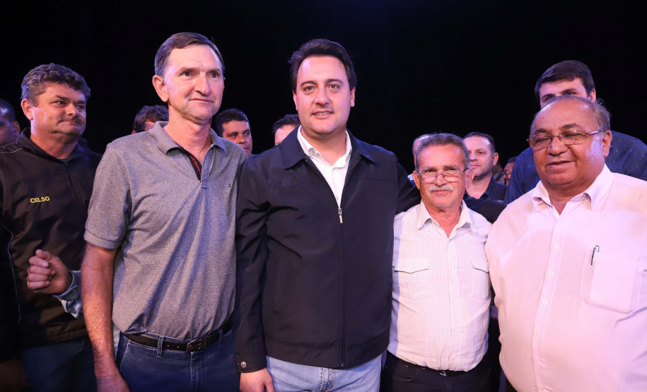 O governador Carlos Massa Ratinho Junior esteve nesta quarta-feira (15) em Campo Mourão e confirmou recursos para obras de infraestrutura urbana e compra de veículos, máquinas e equipamentos para 12 municípios do Noroeste do Paraná. Ele autorizou as licitações e homologações dos projetos da Secretaria de Estado do Desenvolvimento Urbano e Obras Públicas. Os investimentos somam R$ 8 milhões. Foto: Rodrigo Felix Leal/ANPr