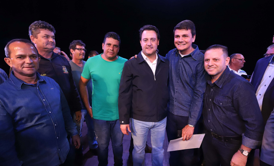 O governador Carlos Massa Ratinho Junior esteve nesta quarta-feira (15) em Campo Mourão e confirmou recursos para obras de infraestrutura urbana e compra de veículos, máquinas e equipamentos para 12 municípios do Noroeste do Paraná. Ele autorizou as licitações e homologações dos projetos da Secretaria de Estado do Desenvolvimento Urbano e Obras Públicas. Os investimentos somam R$ 8 milhões. Foto: Rodrigo Felix Leal/ANPr