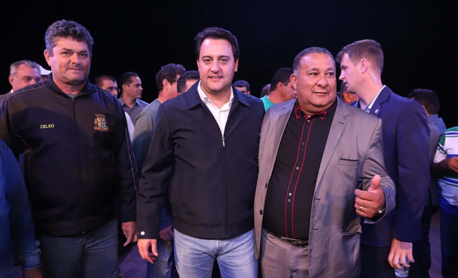 O governador Carlos Massa Ratinho Junior esteve nesta quarta-feira (15) em Campo Mourão e confirmou recursos para obras de infraestrutura urbana e compra de veículos, máquinas e equipamentos para 12 municípios do Noroeste do Paraná. Ele autorizou as licitações e homologações dos projetos da Secretaria de Estado do Desenvolvimento Urbano e Obras Públicas. Os investimentos somam R$ 8 milhões. Foto: Rodrigo Felix Leal/ANPr