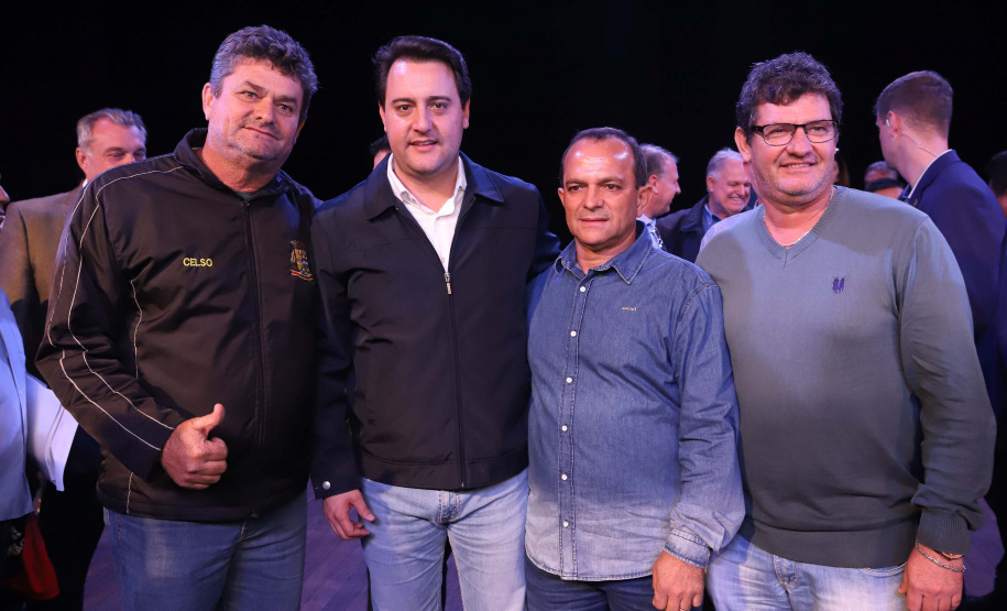 O governador Carlos Massa Ratinho Junior esteve nesta quarta-feira (15) em Campo Mourão e confirmou recursos para obras de infraestrutura urbana e compra de veículos, máquinas e equipamentos para 12 municípios do Noroeste do Paraná. Ele autorizou as licitações e homologações dos projetos da Secretaria de Estado do Desenvolvimento Urbano e Obras Públicas. Os investimentos somam R$ 8 milhões. Foto: Rodrigo Felix Leal/ANPr