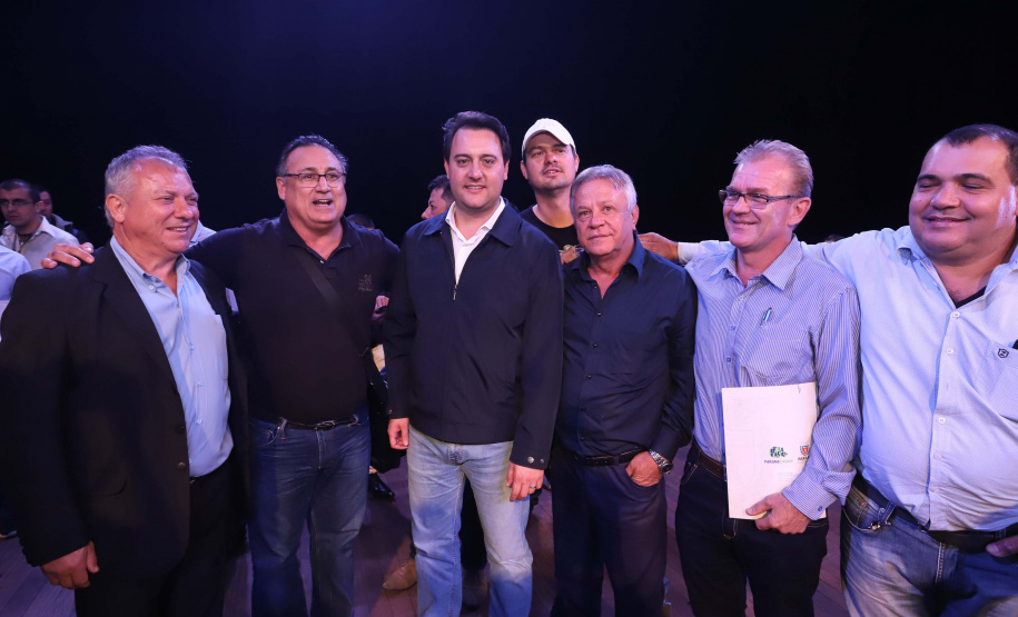 O governador Carlos Massa Ratinho Junior esteve nesta quarta-feira (15) em Campo Mourão e confirmou recursos para obras de infraestrutura urbana e compra de veículos, máquinas e equipamentos para 12 municípios do Noroeste do Paraná. Ele autorizou as licitações e homologações dos projetos da Secretaria de Estado do Desenvolvimento Urbano e Obras Públicas. Os investimentos somam R$ 8 milhões. Foto: Rodrigo Felix Leal/ANPr