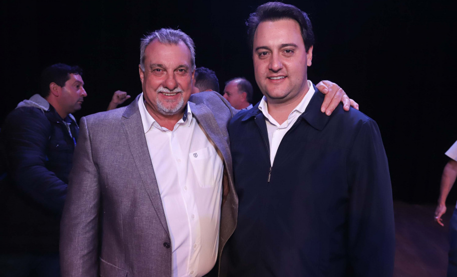 O governador Carlos Massa Ratinho Junior esteve nesta quarta-feira (15) em Campo Mourão e confirmou recursos para obras de infraestrutura urbana e compra de veículos, máquinas e equipamentos para 12 municípios do Noroeste do Paraná. Ele autorizou as licitações e homologações dos projetos da Secretaria de Estado do Desenvolvimento Urbano e Obras Públicas. Os investimentos somam R$ 8 milhões. Foto: Rodrigo Felix Leal/ANPr