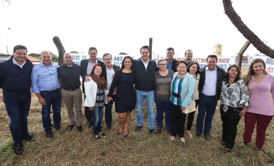 O governador Carlos Massa Ratinho Junior esteve nesta quarta-feira (15) em Campo Mourão e confirmou recursos para obras de infraestrutura urbana e compra de veículos, máquinas e equipamentos para 12 municípios do Noroeste do Paraná. Ele autorizou as licitações e homologações dos projetos da Secretaria de Estado do Desenvolvimento Urbano e Obras Públicas. Os investimentos somam R$ 8 milhões. Foto: Rodrigo Felix Leal/ANPr