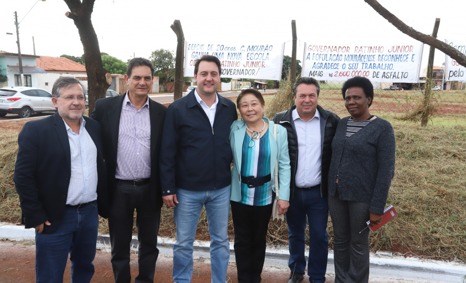 O governador Carlos Massa Ratinho Junior esteve nesta quarta-feira (15) em Campo Mourão e confirmou recursos para obras de infraestrutura urbana e compra de veículos, máquinas e equipamentos para 12 municípios do Noroeste do Paraná. Ele autorizou as licitações e homologações dos projetos da Secretaria de Estado do Desenvolvimento Urbano e Obras Públicas. Os investimentos somam R$ 8 milhões. Foto: Rodrigo Felix Leal/ANPr