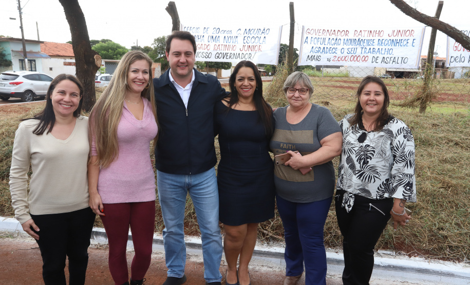 O governador Carlos Massa Ratinho Junior esteve nesta quarta-feira (15) em Campo Mourão e confirmou recursos para obras de infraestrutura urbana e compra de veículos, máquinas e equipamentos para 12 municípios do Noroeste do Paraná. Ele autorizou as licitações e homologações dos projetos da Secretaria de Estado do Desenvolvimento Urbano e Obras Públicas. Os investimentos somam R$ 8 milhões. Foto: Rodrigo Felix Leal/ANPr