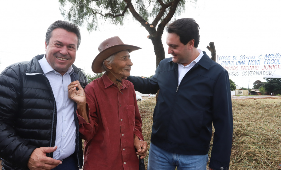 O governador Carlos Massa Ratinho Junior esteve nesta quarta-feira (15) em Campo Mourão e confirmou recursos para obras de infraestrutura urbana e compra de veículos, máquinas e equipamentos para 12 municípios do Noroeste do Paraná. Ele autorizou as licitações e homologações dos projetos da Secretaria de Estado do Desenvolvimento Urbano e Obras Públicas. Os investimentos somam R$ 8 milhões. Foto: Rodrigo Felix Leal/ANPr