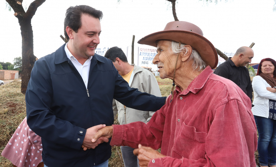 O governador Carlos Massa Ratinho Junior esteve nesta quarta-feira (15) em Campo Mourão e confirmou recursos para obras de infraestrutura urbana e compra de veículos, máquinas e equipamentos para 12 municípios do Noroeste do Paraná. Ele autorizou as licitações e homologações dos projetos da Secretaria de Estado do Desenvolvimento Urbano e Obras Públicas. Os investimentos somam R$ 8 milhões. Foto: Rodrigo Felix Leal/ANPr