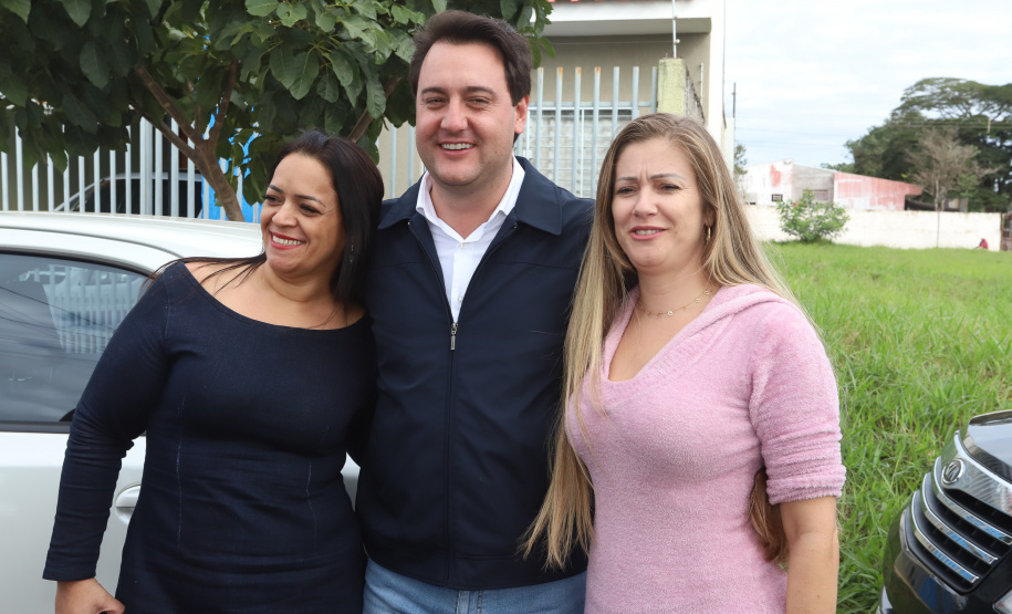 O governador Carlos Massa Ratinho Junior esteve nesta quarta-feira (15) em Campo Mourão e confirmou recursos para obras de infraestrutura urbana e compra de veículos, máquinas e equipamentos para 12 municípios do Noroeste do Paraná. Ele autorizou as licitações e homologações dos projetos da Secretaria de Estado do Desenvolvimento Urbano e Obras Públicas. Os investimentos somam R$ 8 milhões. Foto: Rodrigo Felix Leal/ANPr