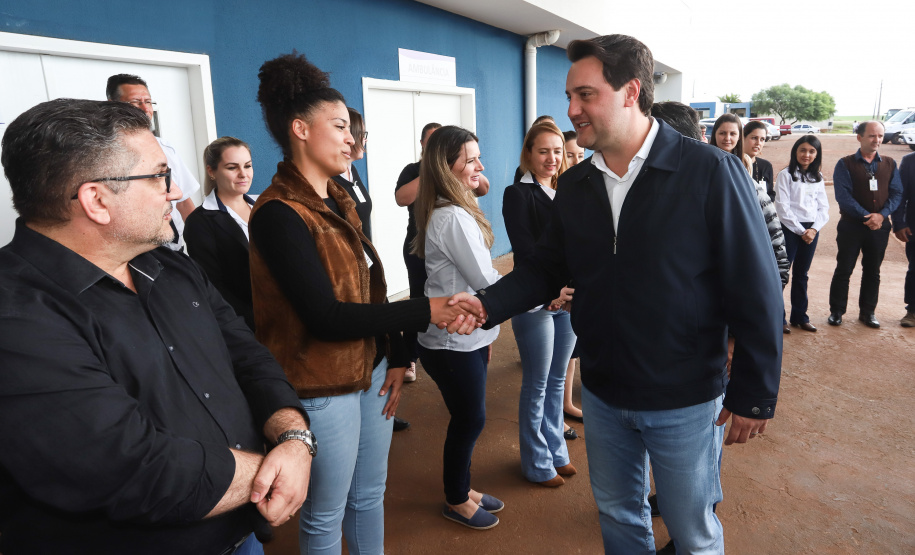 O governador Carlos Massa Ratinho Junior esteve nesta quarta-feira (15) em Campo Mourão e confirmou recursos para obras de infraestrutura urbana e compra de veículos, máquinas e equipamentos para 12 municípios do Noroeste do Paraná. Ele autorizou as licitações e homologações dos projetos da Secretaria de Estado do Desenvolvimento Urbano e Obras Públicas. Os investimentos somam R$ 8 milhões. Foto: Rodrigo Felix Leal/ANPr