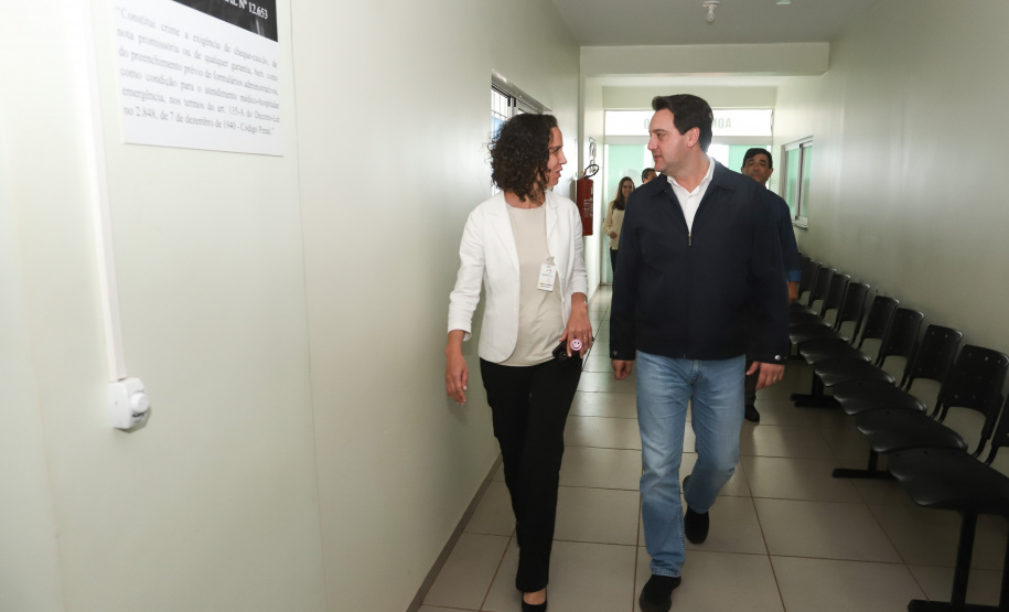 O governador Carlos Massa Ratinho Junior esteve nesta quarta-feira (15) em Campo Mourão e confirmou recursos para obras de infraestrutura urbana e compra de veículos, máquinas e equipamentos para 12 municípios do Noroeste do Paraná. Ele autorizou as licitações e homologações dos projetos da Secretaria de Estado do Desenvolvimento Urbano e Obras Públicas. Os investimentos somam R$ 8 milhões. Foto: Rodrigo Felix Leal/ANPr