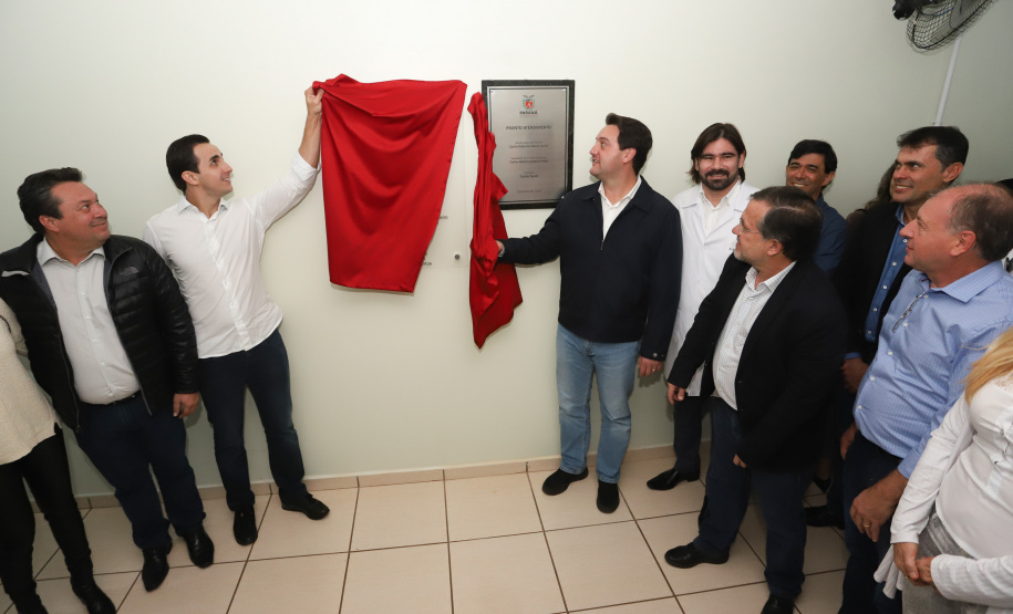 O governador Carlos Massa Ratinho Junior esteve nesta quarta-feira (15) em Campo Mourão e confirmou recursos para obras de infraestrutura urbana e compra de veículos, máquinas e equipamentos para 12 municípios do Noroeste do Paraná. Ele autorizou as licitações e homologações dos projetos da Secretaria de Estado do Desenvolvimento Urbano e Obras Públicas. Os investimentos somam R$ 8 milhões. Foto: Rodrigo Felix Leal/ANPr