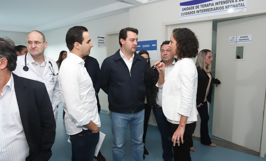 O governador Carlos Massa Ratinho Junior esteve nesta quarta-feira (15) em Campo Mourão e confirmou recursos para obras de infraestrutura urbana e compra de veículos, máquinas e equipamentos para 12 municípios do Noroeste do Paraná. Ele autorizou as licitações e homologações dos projetos da Secretaria de Estado do Desenvolvimento Urbano e Obras Públicas. Os investimentos somam R$ 8 milhões. Foto: Rodrigo Felix Leal/ANPr