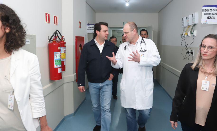 O governador Carlos Massa Ratinho Junior esteve nesta quarta-feira (15) em Campo Mourão e confirmou recursos para obras de infraestrutura urbana e compra de veículos, máquinas e equipamentos para 12 municípios do Noroeste do Paraná. Ele autorizou as licitações e homologações dos projetos da Secretaria de Estado do Desenvolvimento Urbano e Obras Públicas. Os investimentos somam R$ 8 milhões. Foto: Rodrigo Felix Leal/ANPr