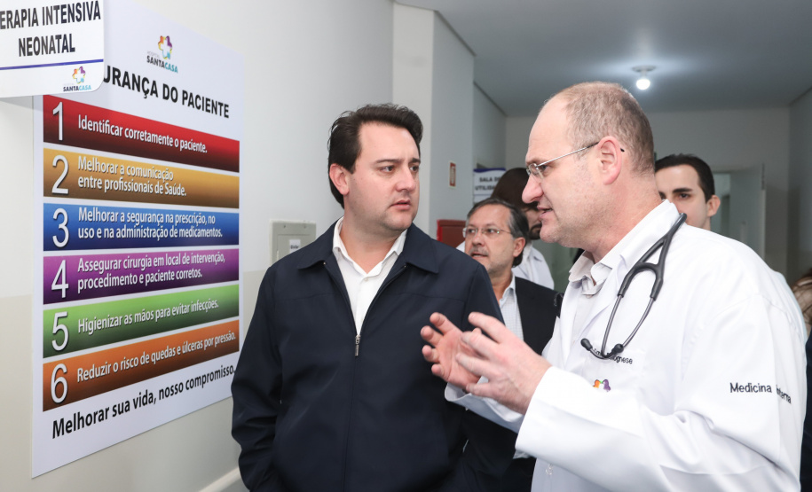 O governador Carlos Massa Ratinho Junior esteve nesta quarta-feira (15) em Campo Mourão e confirmou recursos para obras de infraestrutura urbana e compra de veículos, máquinas e equipamentos para 12 municípios do Noroeste do Paraná. Ele autorizou as licitações e homologações dos projetos da Secretaria de Estado do Desenvolvimento Urbano e Obras Públicas. Os investimentos somam R$ 8 milhões. Foto: Rodrigo Felix Leal/ANPr