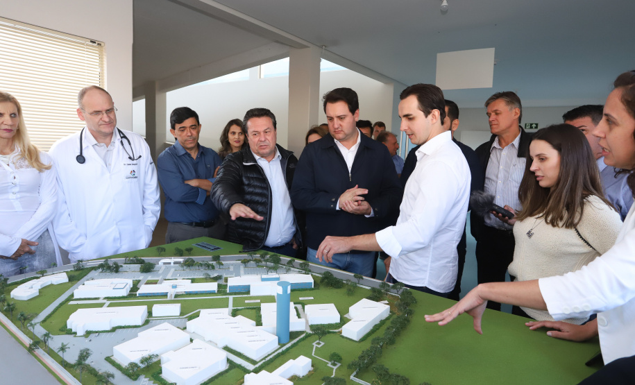 O governador Carlos Massa Ratinho Junior esteve nesta quarta-feira (15) em Campo Mourão e confirmou recursos para obras de infraestrutura urbana e compra de veículos, máquinas e equipamentos para 12 municípios do Noroeste do Paraná. Ele autorizou as licitações e homologações dos projetos da Secretaria de Estado do Desenvolvimento Urbano e Obras Públicas. Os investimentos somam R$ 8 milhões. Foto: Rodrigo Felix Leal/ANPr
