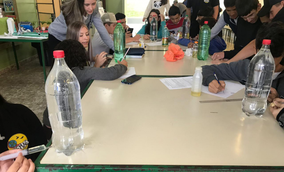 O ensino teórico aliado a atividades práticas enriquece o currículo, facilita o processo de ensino e aprendizado e torna as aulas mais interativas. Trata-se da metodologia do ensino prático, que tem transformado as aulas nas escolas da rede estadual de ensino.
Foto: Divulgação/SEED