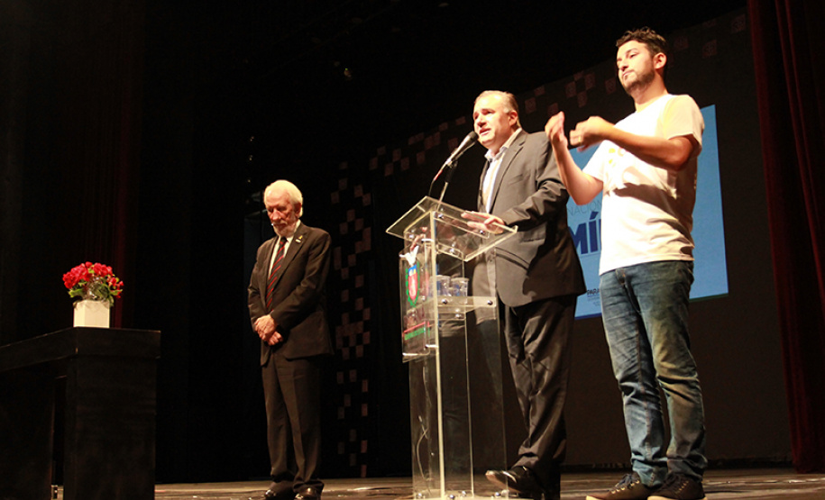 O Governo do Estado, por meio da Secretaria da Justiça, Família e Trabalho (Seju), firmou  nesta quarta-feira (15) convênios que beneficiam mais de 100 municípios e instituições. Os convênios foram assinados e repassados pelo vice-governador Darci Piana e pelo secretário da Sejut, Ney Leprevost , durante o evento em comemoração ao Dia Internacional da Família, no intuito de beneficiar milhares de famílias por todo o estado. Foto:Pedro Mariucci Neto/SEJUT