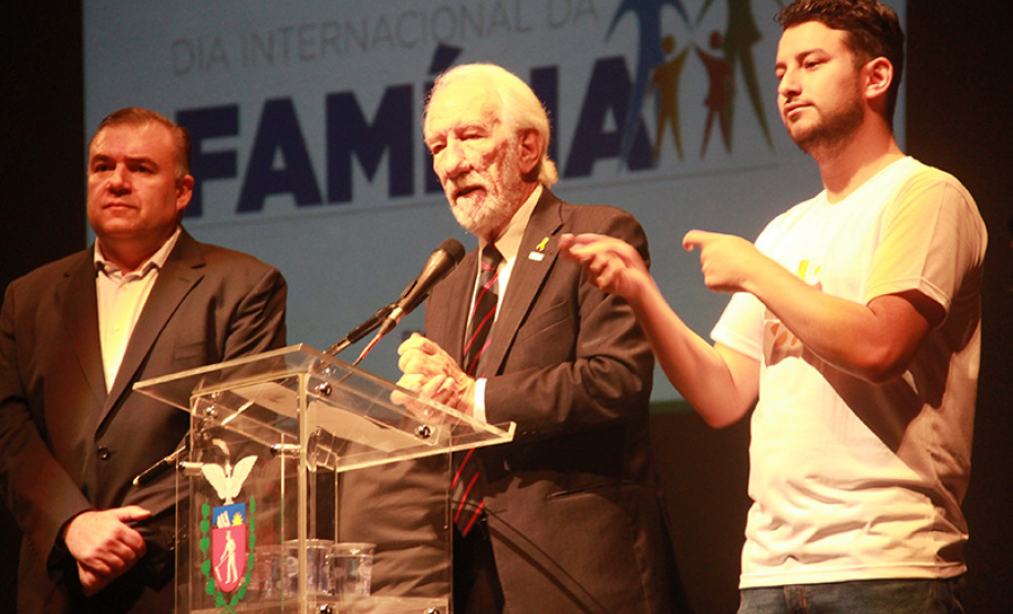 O Governo do Estado, por meio da Secretaria da Justiça, Família e Trabalho (Seju), firmou  nesta quarta-feira (15) convênios que beneficiam mais de 100 municípios e instituições. Os convênios foram assinados e repassados pelo vice-governador Darci Piana e pelo secretário da Sejut, Ney Leprevost , durante o evento em comemoração ao Dia Internacional da Família, no intuito de beneficiar milhares de famílias por todo o estado. Foto:Pedro Mariucci Neto/SEJUT