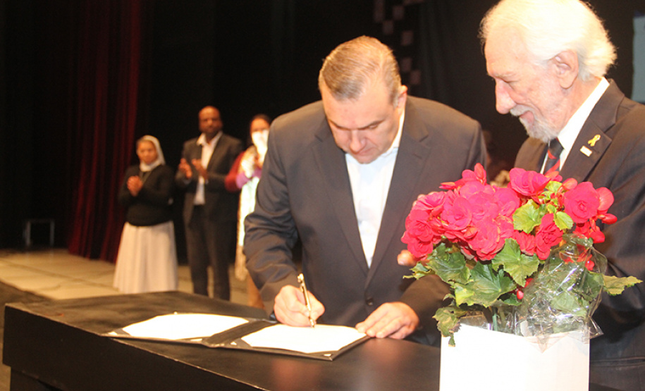 O Governo do Estado, por meio da Secretaria da Justiça, Família e Trabalho (Seju), firmou  nesta quarta-feira (15) convênios que beneficiam mais de 100 municípios e instituições. Os convênios foram assinados e repassados pelo vice-governador Darci Piana e pelo secretário da Sejut, Ney Leprevost , durante o evento em comemoração ao Dia Internacional da Família, no intuito de beneficiar milhares de famílias por todo o estado. Foto:Pedro Mariucci Neto/SEJUT