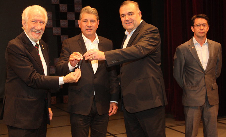 O Governo do Estado, por meio da Secretaria da Justiça, Família e Trabalho (Seju), firmou  nesta quarta-feira (15) convênios que beneficiam mais de 100 municípios e instituições. Os convênios foram assinados e repassados pelo vice-governador Darci Piana e pelo secretário da Sejut, Ney Leprevost , durante o evento em comemoração ao Dia Internacional da Família, no intuito de beneficiar milhares de famílias por todo o estado. Foto:Pedro Mariucci Neto/SEJUT