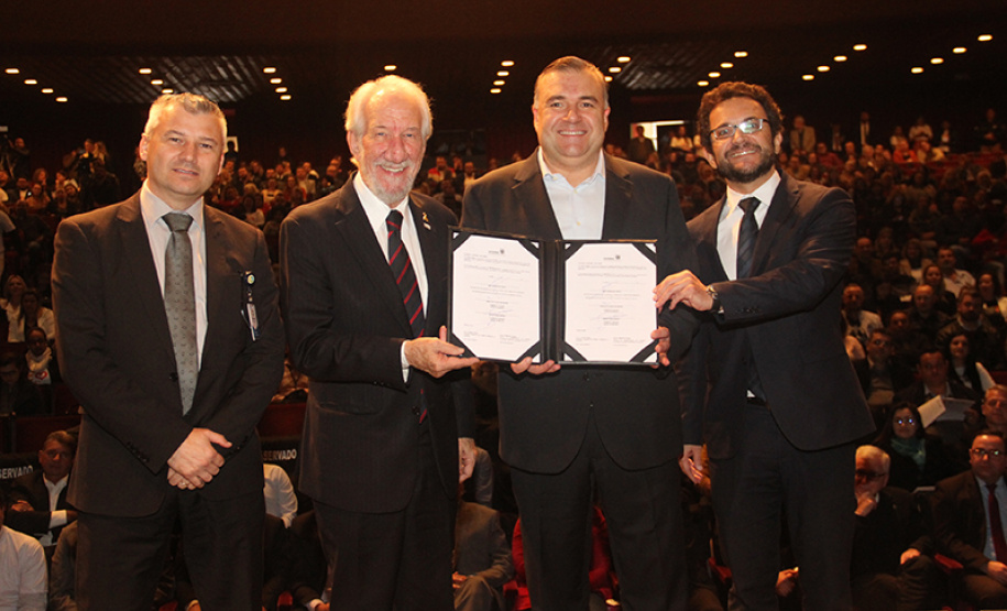 O Governo do Estado, por meio da Secretaria da Justiça, Família e Trabalho (Seju), firmou  nesta quarta-feira (15) convênios que beneficiam mais de 100 municípios e instituições. Os convênios foram assinados e repassados pelo vice-governador Darci Piana e pelo secretário da Sejut, Ney Leprevost , durante o evento em comemoração ao Dia Internacional da Família, no intuito de beneficiar milhares de famílias por todo o estado. Foto:Pedro Mariucci Neto/SEJUT