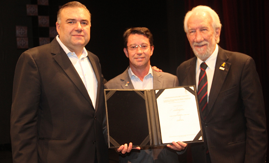 O Governo do Estado, por meio da Secretaria da Justiça, Família e Trabalho (Seju), firmou  nesta quarta-feira (15) convênios que beneficiam mais de 100 municípios e instituições. Os convênios foram assinados e repassados pelo vice-governador Darci Piana e pelo secretário da Sejut, Ney Leprevost , durante o evento em comemoração ao Dia Internacional da Família, no intuito de beneficiar milhares de famílias por todo o estado. Foto:Pedro Mariucci Neto/SEJUT