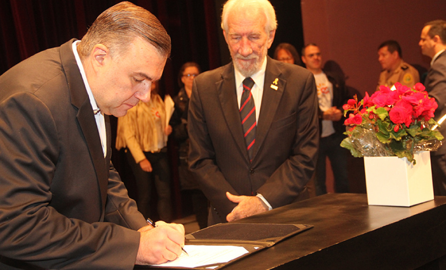 O Governo do Estado, por meio da Secretaria da Justiça, Família e Trabalho (Seju), firmou  nesta quarta-feira (15) convênios que beneficiam mais de 100 municípios e instituições. Os convênios foram assinados e repassados pelo vice-governador Darci Piana e pelo secretário da Sejut, Ney Leprevost , durante o evento em comemoração ao Dia Internacional da Família, no intuito de beneficiar milhares de famílias por todo o estado. Foto:Pedro Mariucci Neto/SEJUT