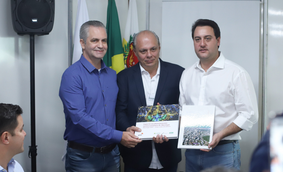 O governador Carlos Massa Ratinho Junior lançou nesta quinta-feira (16) o Parque Tecnológico do Instituto de Tecnologia do Paraná (Tecpar) em Maringá, no Noroeste do Paraná. Durante reunião do secretariado realizada na Expoingá, o governador assinou o edital de chamamento de empresas de base tecnológica para o local. Foto: Rodrigo Felix Leal/ANPr