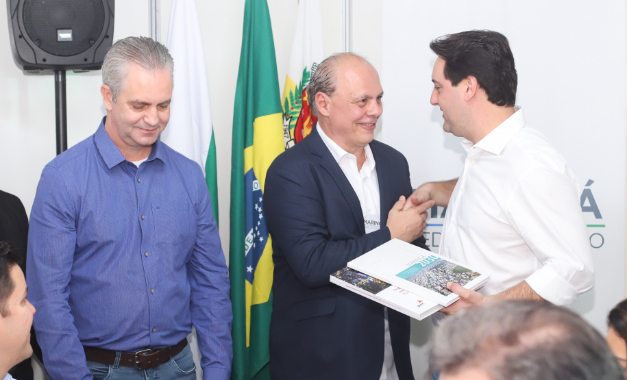 O governador Carlos Massa Ratinho Junior lançou nesta quinta-feira (16) o Parque Tecnológico do Instituto de Tecnologia do Paraná (Tecpar) em Maringá, no Noroeste do Paraná. Durante reunião do secretariado realizada na Expoingá, o governador assinou o edital de chamamento de empresas de base tecnológica para o local. Foto: Rodrigo Felix Leal/ANPr