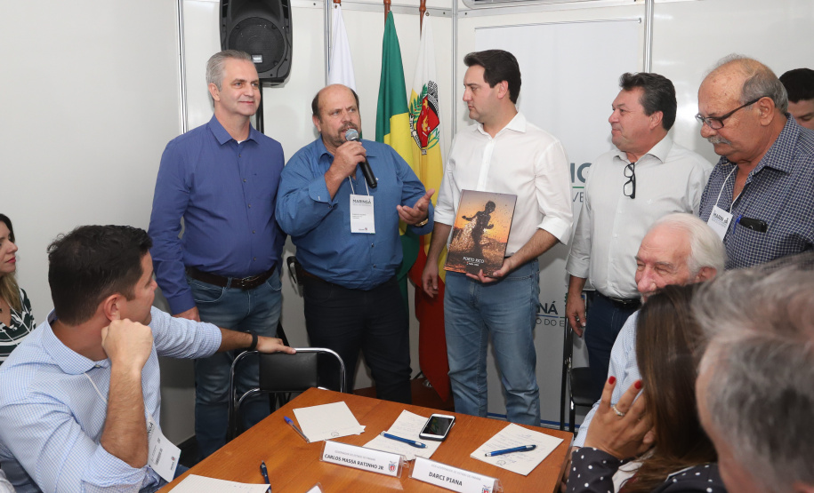 O governador Carlos Massa Ratinho Junior lançou nesta quinta-feira (16) o Parque Tecnológico do Instituto de Tecnologia do Paraná (Tecpar) em Maringá, no Noroeste do Paraná. Durante reunião do secretariado realizada na Expoingá, o governador assinou o edital de chamamento de empresas de base tecnológica para o local. Foto: Rodrigo Felix Leal/ANPr