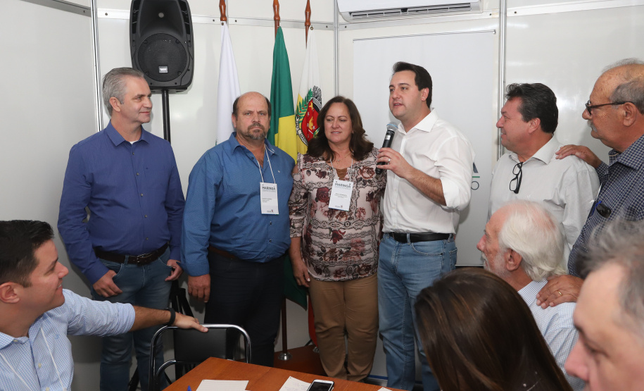 O governador Carlos Massa Ratinho Junior lançou nesta quinta-feira (16) o Parque Tecnológico do Instituto de Tecnologia do Paraná (Tecpar) em Maringá, no Noroeste do Paraná. Durante reunião do secretariado realizada na Expoingá, o governador assinou o edital de chamamento de empresas de base tecnológica para o local. Foto: Rodrigo Felix Leal/ANPr