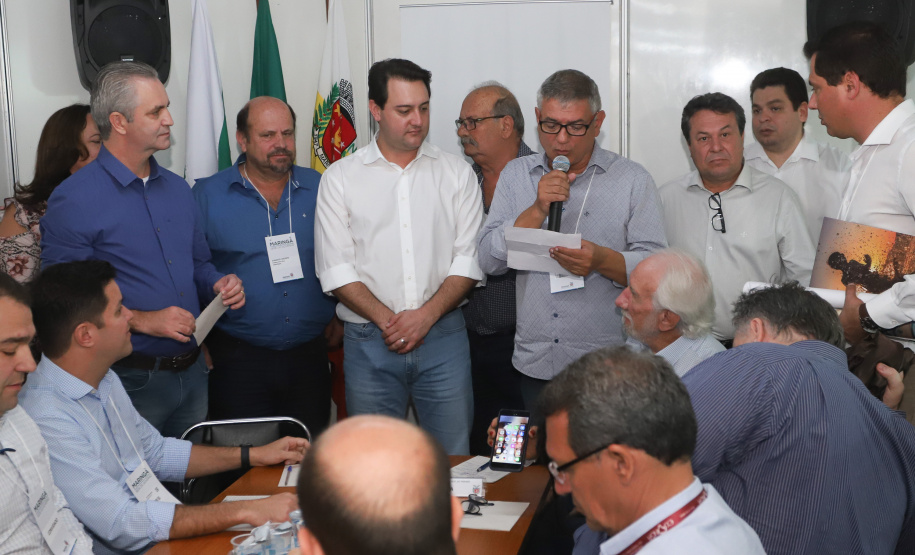 O governador Carlos Massa Ratinho Junior lançou nesta quinta-feira (16) o Parque Tecnológico do Instituto de Tecnologia do Paraná (Tecpar) em Maringá, no Noroeste do Paraná. Durante reunião do secretariado realizada na Expoingá, o governador assinou o edital de chamamento de empresas de base tecnológica para o local. Foto: Rodrigo Felix Leal/ANPr