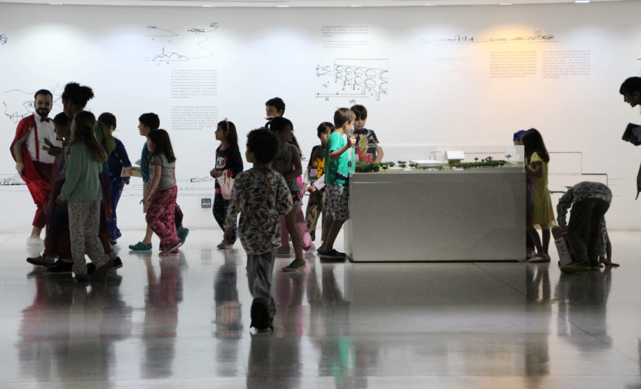 MON recebe crianças de instituição social para atividades noturnas. Foto: Maita Franco/MON