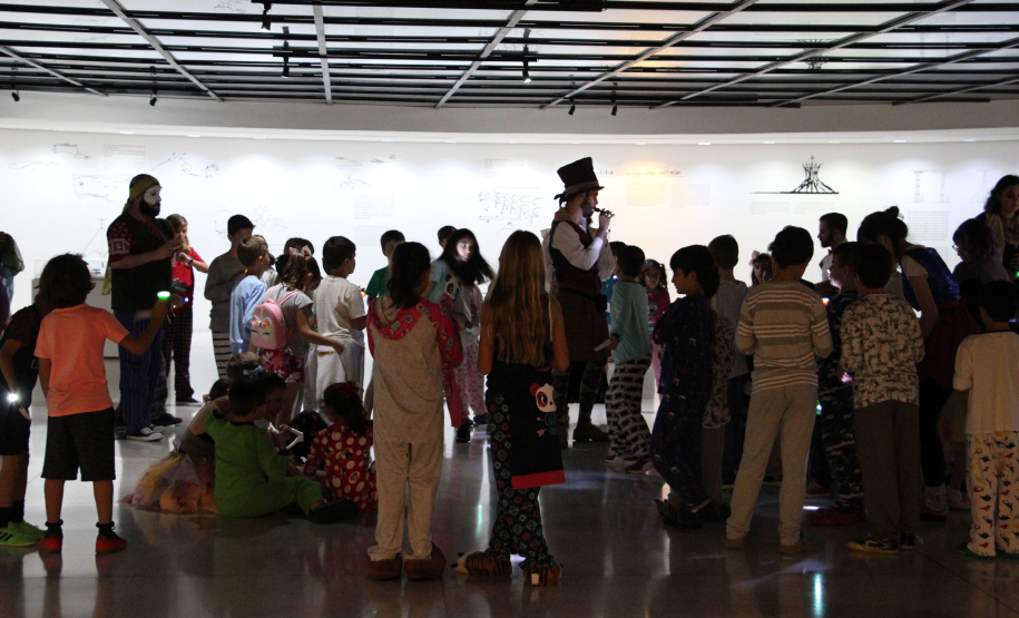 MON recebe crianças de instituição social para atividades noturnas. Foto: Maita Franco/MON