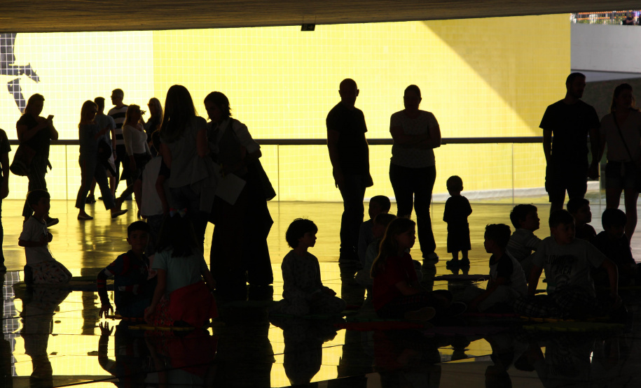 MON recebe crianças de instituição social para atividades noturnas. Foto: Maita Franco/MON