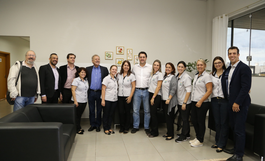 O governador Carlos Massa Ratinho Junior esteve nesta quinta-feira (17) na Apae de Maringá para conhecer as instalações e as atividades desenvolvidas no local. Acompanhado do secretário de Estado da Educação, Renato Feder, e do presidente da Federação das APAEs do do Paraná, Fernando Meneguetti, Ratinho Junior conheceu os projetos que atendem, mensalmente, 1.068 pessoas com deficiência.. Foto: José Fernando Ogura/ANPr