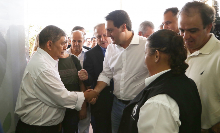 O governador Carlos Massa Ratinho Junior esteve nesta quinta-feira (17) na Apae de Maringá para conhecer as instalações e as atividades desenvolvidas no local. Acompanhado do secretário de Estado da Educação, Renato Feder, e do presidente da Federação das APAEs do do Paraná, Fernando Meneguetti, Ratinho Junior conheceu os projetos que atendem, mensalmente, 1.068 pessoas com deficiência.. Foto: José Fernando Ogura/ANPr