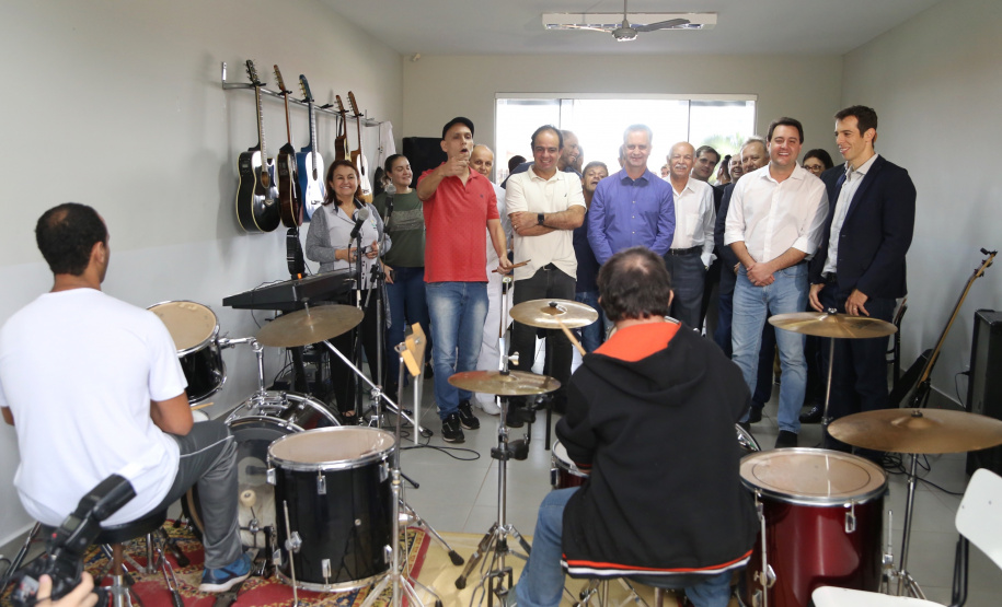 O governador Carlos Massa Ratinho Junior esteve nesta quinta-feira (17) na Apae de Maringá para conhecer as instalações e as atividades desenvolvidas no local. Acompanhado do secretário de Estado da Educação, Renato Feder, e do presidente da Federação das APAEs do do Paraná, Fernando Meneguetti, Ratinho Junior conheceu os projetos que atendem, mensalmente, 1.068 pessoas com deficiência.. Foto: José Fernando Ogura/ANPr