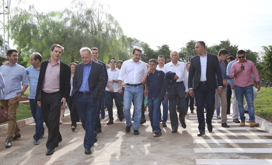 O governador Carlos Massa Ratinho Junior esteve nesta quinta-feira (17) na Apae de Maringá para conhecer as instalações e as atividades desenvolvidas no local. Acompanhado do secretário de Estado da Educação, Renato Feder, e do presidente da Federação das APAEs do do Paraná, Fernando Meneguetti, Ratinho Junior conheceu os projetos que atendem, mensalmente, 1.068 pessoas com deficiência.. Foto: José Fernando Ogura/ANPr