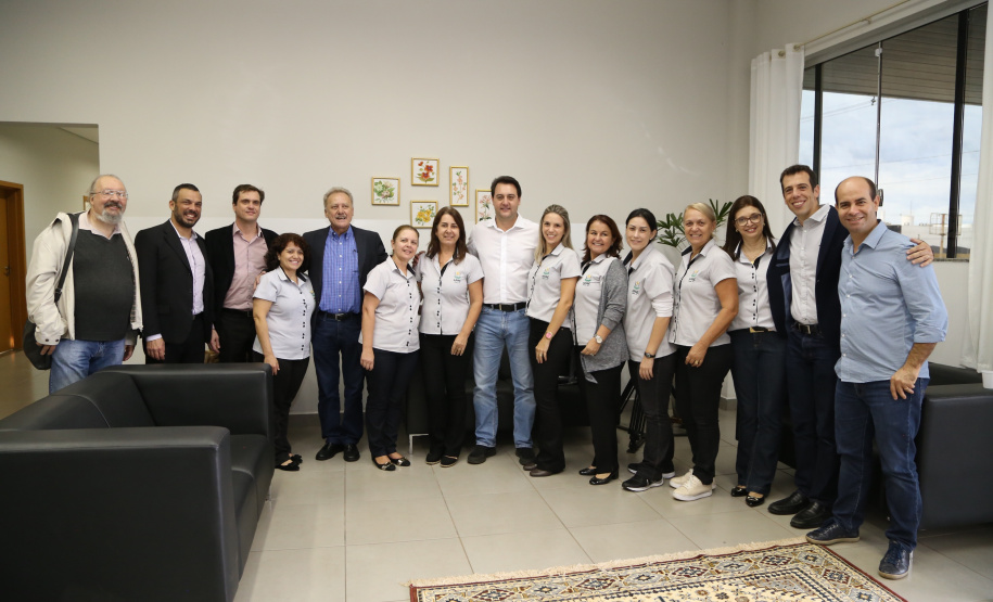 O governador Carlos Massa Ratinho Junior esteve nesta quinta-feira (17) na Apae de Maringá para conhecer as instalações e as atividades desenvolvidas no local. Acompanhado do secretário de Estado da Educação, Renato Feder, e do presidente da Federação das APAEs do do Paraná, Fernando Meneguetti, Ratinho Junior conheceu os projetos que atendem, mensalmente, 1.068 pessoas com deficiência.. Foto: José Fernando Ogura/ANPr