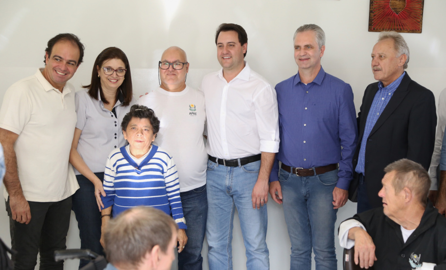 O governador Carlos Massa Ratinho Junior esteve nesta quinta-feira (17) na Apae de Maringá para conhecer as instalações e as atividades desenvolvidas no local. Acompanhado do secretário de Estado da Educação, Renato Feder, e do presidente da Federação das APAEs do do Paraná, Fernando Meneguetti, Ratinho Junior conheceu os projetos que atendem, mensalmente, 1.068 pessoas com deficiência.. Foto: José Fernando Ogura/ANPr