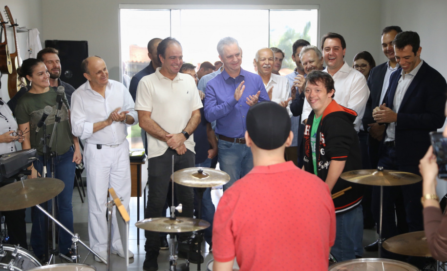 O governador Carlos Massa Ratinho Junior esteve nesta quinta-feira (17) na Apae de Maringá para conhecer as instalações e as atividades desenvolvidas no local. Acompanhado do secretário de Estado da Educação, Renato Feder, e do presidente da Federação das APAEs do do Paraná, Fernando Meneguetti, Ratinho Junior conheceu os projetos que atendem, mensalmente, 1.068 pessoas com deficiência.. Foto: José Fernando Ogura/ANPr
