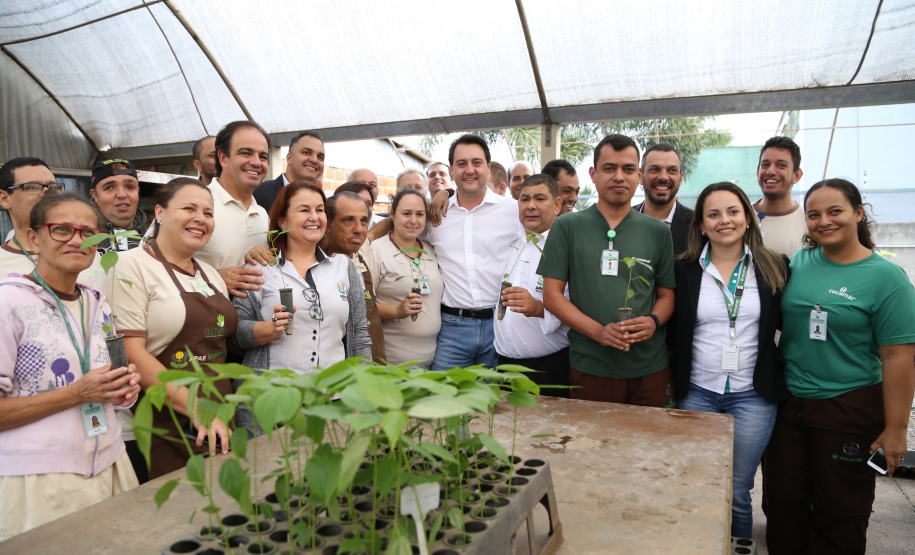 O governador Carlos Massa Ratinho Junior esteve nesta quinta-feira (17) na Apae de Maringá para conhecer as instalações e as atividades desenvolvidas no local. Acompanhado do secretário de Estado da Educação, Renato Feder, e do presidente da Federação das APAEs do do Paraná, Fernando Meneguetti, Ratinho Junior conheceu os projetos que atendem, mensalmente, 1.068 pessoas com deficiência.. Foto: José Fernando Ogura/ANPr