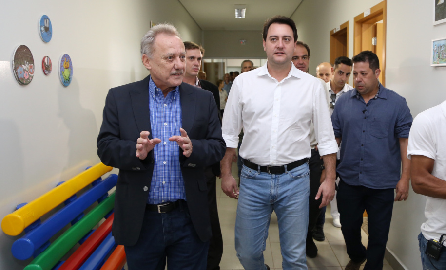 O governador Carlos Massa Ratinho Junior esteve nesta quinta-feira (17) na Apae de Maringá para conhecer as instalações e as atividades desenvolvidas no local. Acompanhado do secretário de Estado da Educação, Renato Feder, e do presidente da Federação das APAEs do do Paraná, Fernando Meneguetti, Ratinho Junior conheceu os projetos que atendem, mensalmente, 1.068 pessoas com deficiência.. Foto: José Fernando Ogura/ANPr