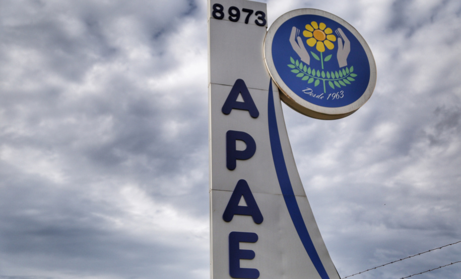 O governador Carlos Massa Ratinho Junior esteve nesta quinta-feira (17) na Apae de Maringá para conhecer as instalações e as atividades desenvolvidas no local. Acompanhado do secretário de Estado da Educação, Renato Feder, e do presidente da Federação das APAEs do do Paraná, Fernando Meneguetti, Ratinho Junior conheceu os projetos que atendem, mensalmente, 1.068 pessoas com deficiência.. Foto: José Fernando Ogura/ANPr