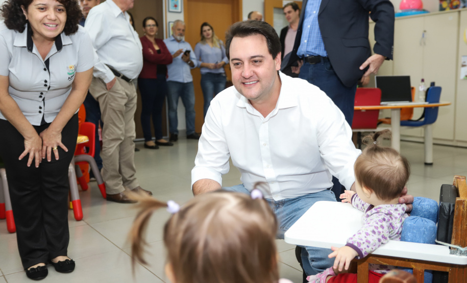 O governador Carlos Massa Ratinho Junior esteve nesta quinta-feira (17) na Apae de Maringá para conhecer as instalações e as atividades desenvolvidas no local. Acompanhado do secretário de Estado da Educação, Renato Feder, e do presidente da Federação das APAEs do do Paraná, Fernando Meneguetti, Ratinho Junior conheceu os projetos que atendem, mensalmente, 1.068 pessoas com deficiência.. Foto: Rodrigo Felix Leal/ANPr