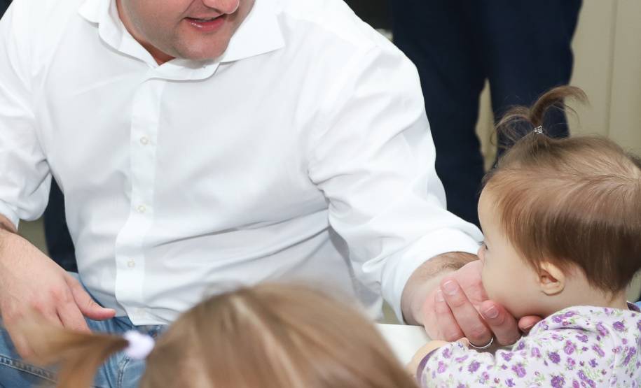 O governador Carlos Massa Ratinho Junior esteve nesta quinta-feira (17) na Apae de Maringá para conhecer as instalações e as atividades desenvolvidas no local. Acompanhado do secretário de Estado da Educação, Renato Feder, e do presidente da Federação das APAEs do do Paraná, Fernando Meneguetti, Ratinho Junior conheceu os projetos que atendem, mensalmente, 1.068 pessoas com deficiência.. Foto: Rodrigo Felix Leal/ANPr