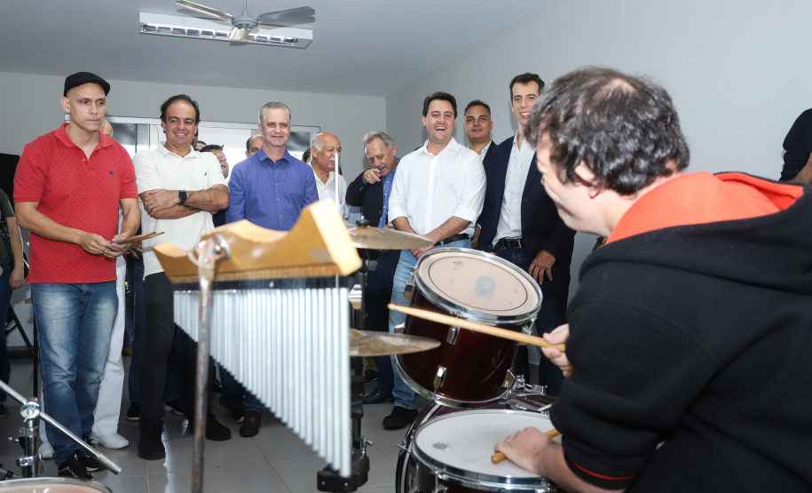 O governador Carlos Massa Ratinho Junior esteve nesta quinta-feira (17) na Apae de Maringá para conhecer as instalações e as atividades desenvolvidas no local. Acompanhado do secretário de Estado da Educação, Renato Feder, e do presidente da Federação das APAEs do do Paraná, Fernando Meneguetti, Ratinho Junior conheceu os projetos que atendem, mensalmente, 1.068 pessoas com deficiência.. Foto: Rodrigo Felix Leal/ANPr